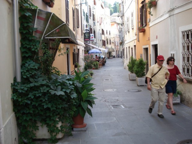 Sicer je pa baje Piran edino mesto na naši obali ,kjer imajo stavbe in ulice še vedno prvo