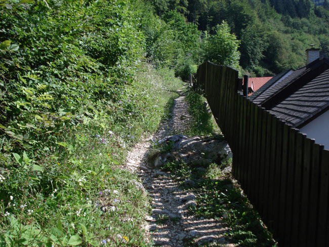Začetek vzpona proti Pimožu.Nekaj deset metrov nazaj je glavna cesta v Stahovici.