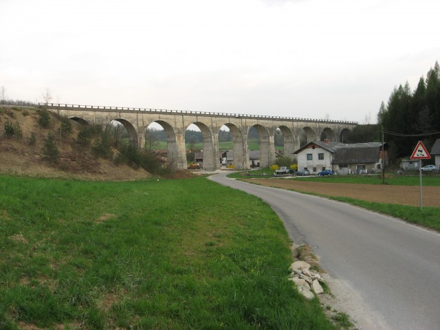 Železniški viadukt proti tuneli v Višnjo Goro.