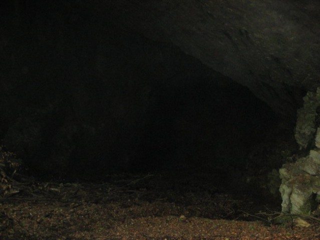 Temačen vstop v jamo