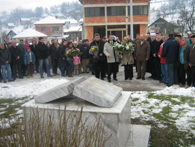 Spomen obiljezje u Starom Majdanu 