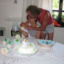 Dedek in babica sta kupila torto s štorkljo