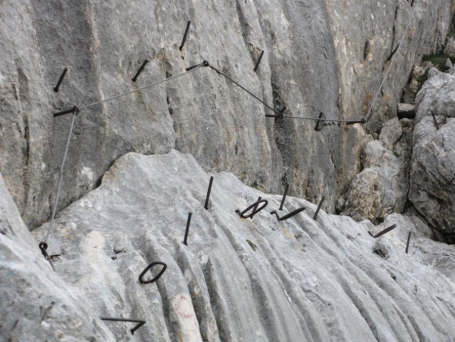 Zglajena od vode, naježena s klini - južni del Škrlatiške stene