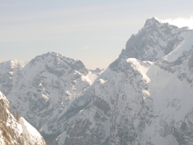 Od leve:Krofička, Ojstrica in pred njo Rjavički vrh