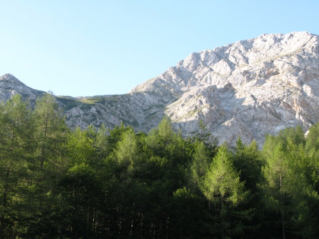 Kamniško sedlo z hišnim hribom-Brano. Lepo viden greben Šije