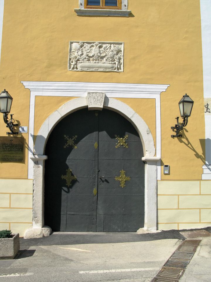 Zanimiv portal župnišča pri cerkvi sv.Lenarta