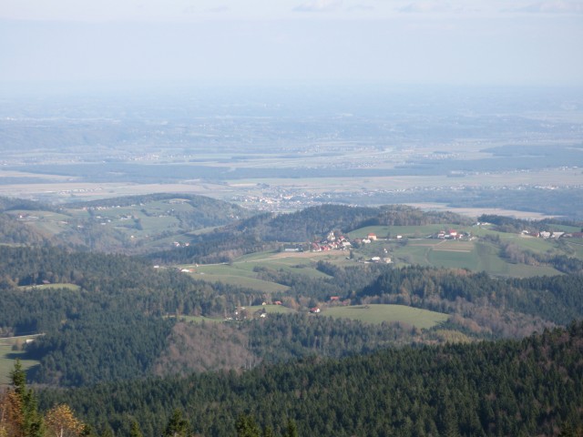 Malo naprej se ponudi pogled daleč po Dravskem polju