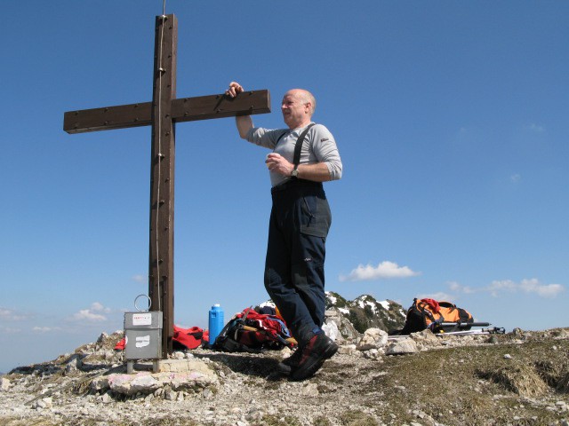 Pogled uhaja na ono stran, tja kjer so Grintavci in misel na........