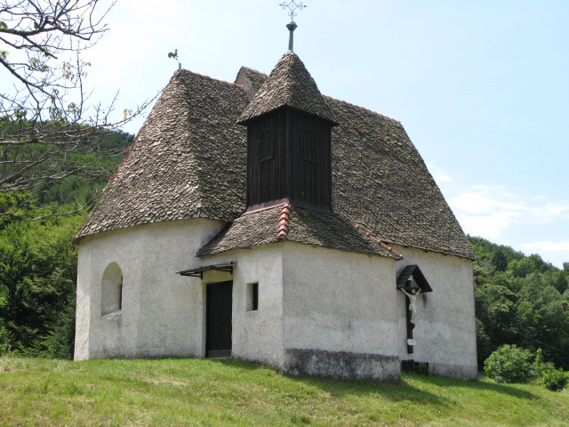 Cerkvica sv.Miklavža v neposredni bližini planinskega doma