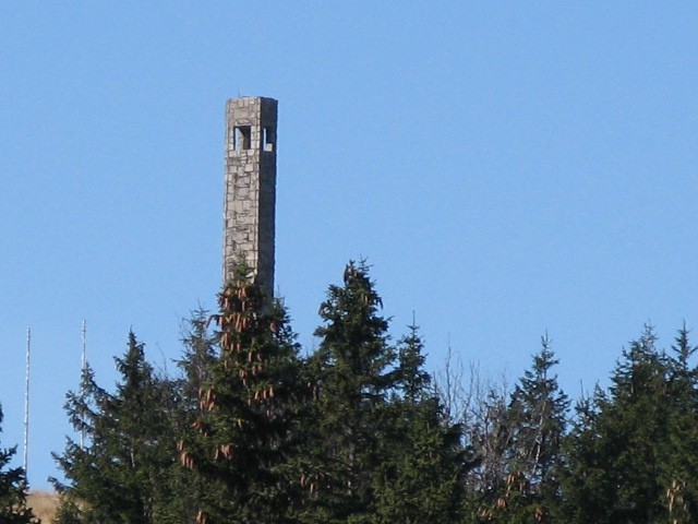 Pogled proti spomeniku na Jezerskem vrhu