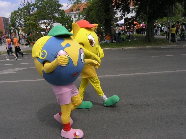 Bine in Julija na maturantski paradi, 16. maj - foto povečava