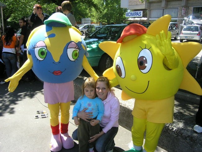 Bine in Julija na maturantski paradi, 18. maj - foto povečava