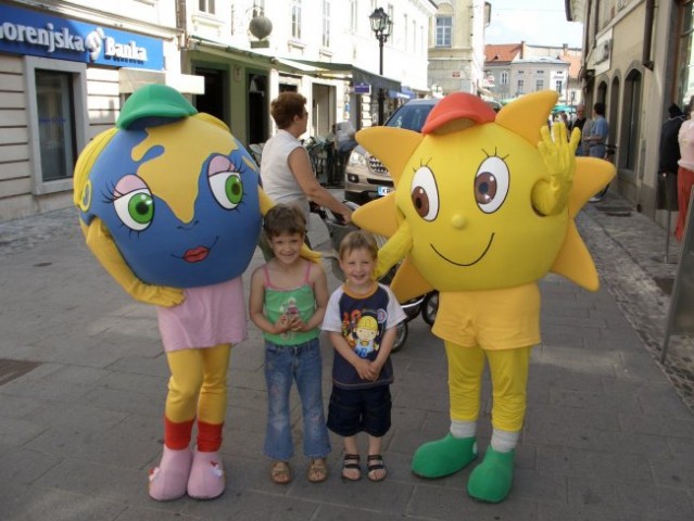 Bine in Julija spoznala nove prijatelje, 26.  - foto