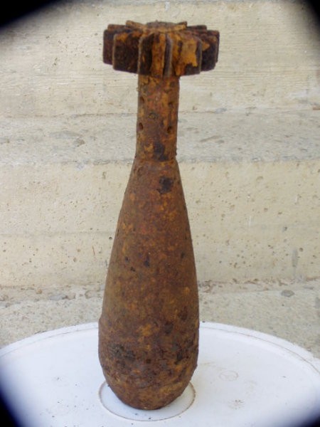 Minometna mina, najdena v Hudi luknji.Izhaja iz napada na umikajočo se hrvaško vojsko (tu 