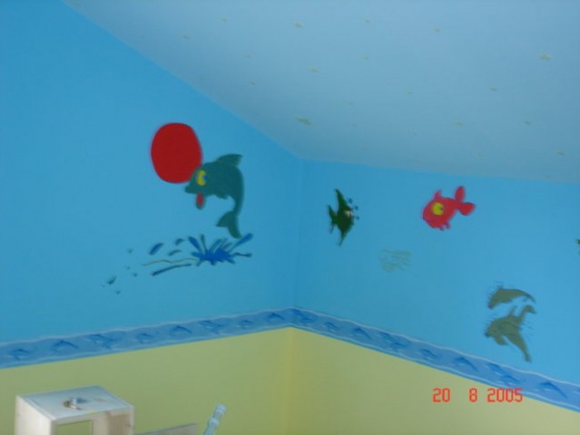 Med modrim in rumenim delom stene smo uporabili še nalepko z motivi delfinčkov, tudi ribic