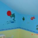 med modrim in rumenim delom stene smo uporabili še nalepko z motivi delfinčkov, tudi ribic