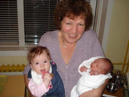 Srečna babica z obema vnučkama, ali kot sama pravi: to sem čakala!