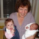srečna babica z obema vnučkama, ali kot sama pravi: to sem čakala!