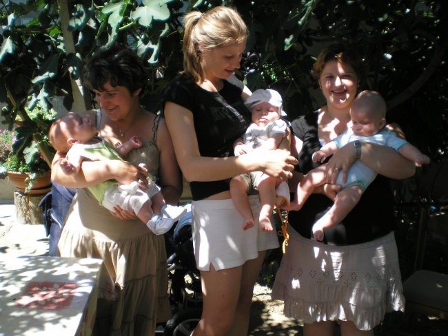 Alenka,Anita in Sanja z otroci