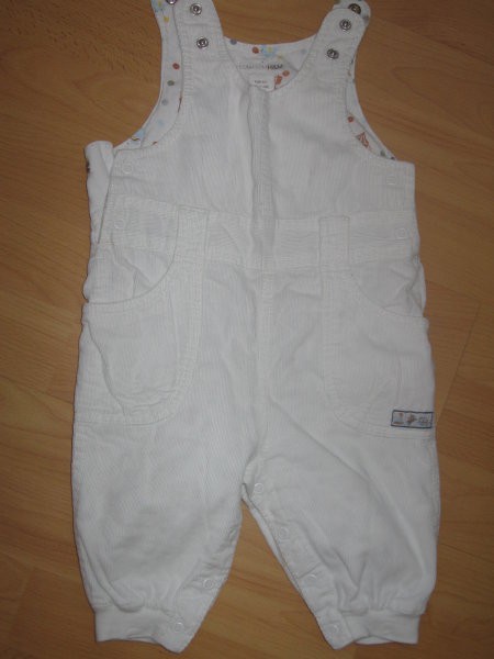 Bele HM hlačke št. 62
od 2-4m, oblečene 3x
8 eur, imam pa zelo podobne roza hlače