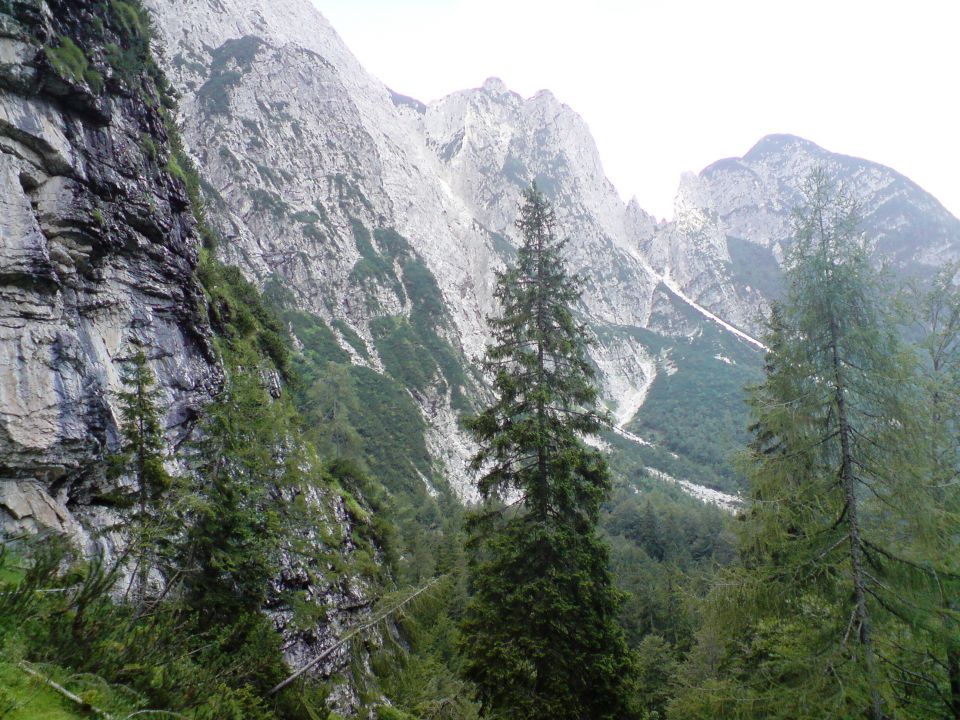 Okoli Lastovic- nad dolino Zajezere 17.7.2011 - foto povečava