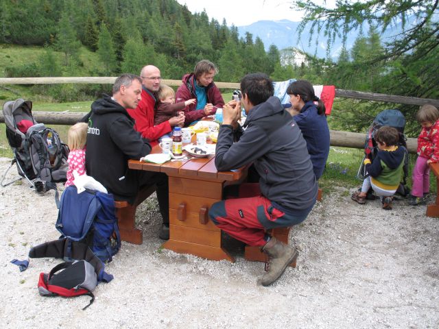 Poštarca po stai vršiški cesti - foto