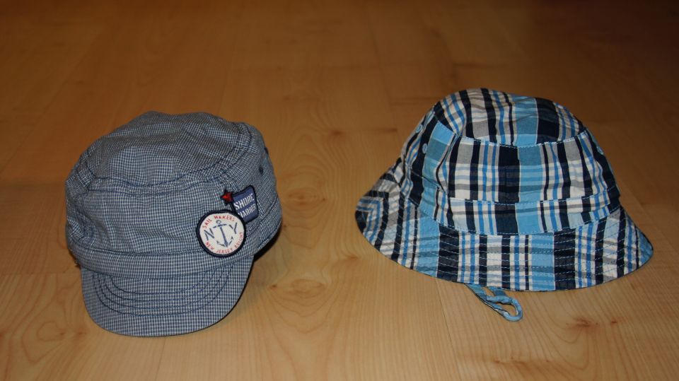 kapica in klobuček H&M 80; vsak 3 eur; skupaj 5 eur