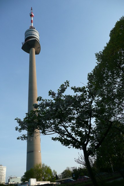 Najvišji je Donavski stolp (252m), na višini  170m vrtljiva restavracija.