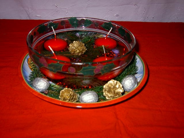 Adventni venček 2005- steklena posoda (zgoraj servetna tehnika), plavajoče svečke