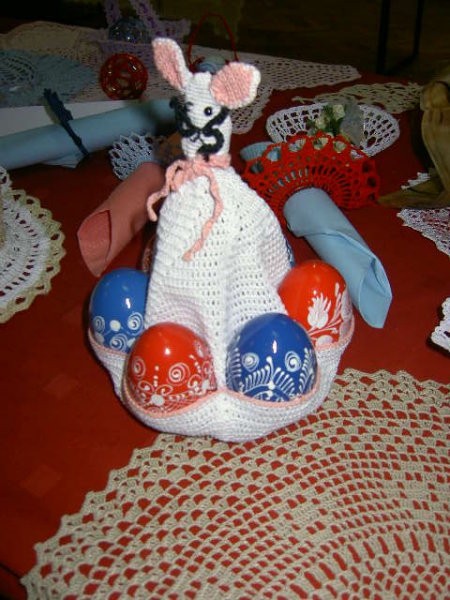 Velikonočni zajček s pirhi