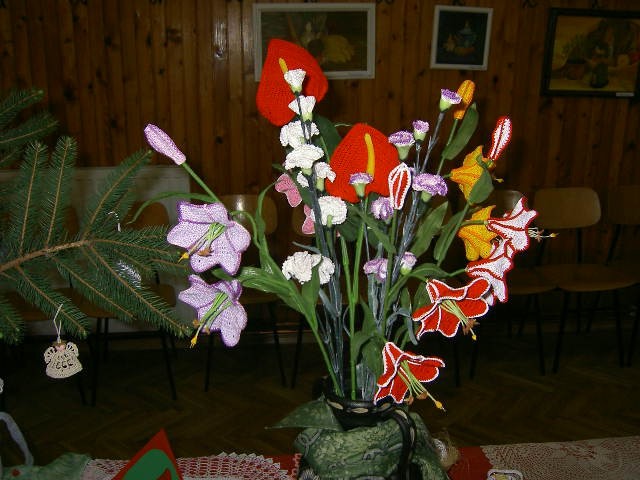 šopek različnega kvačkanega cvetja
