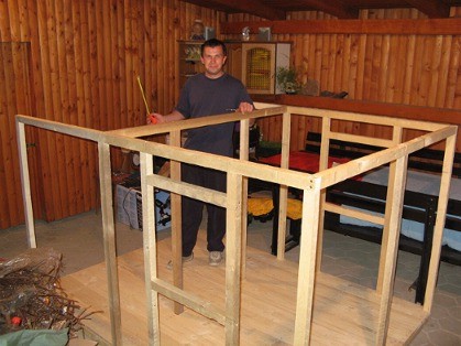 tako pa je začelo nastajati moje darilo, zraven moj stric, idejni vodja in projektant