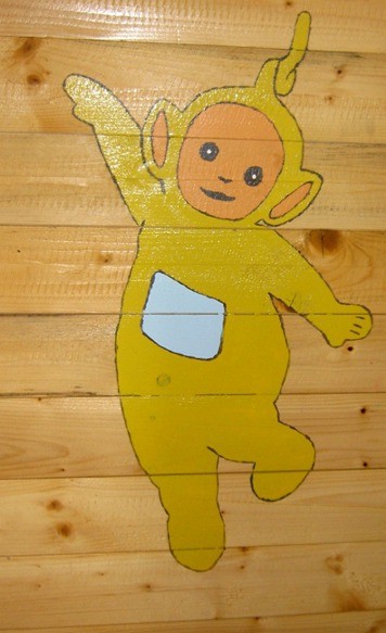 v hiški pa so naslikani Telebajski