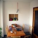Luknja v steni med kuhinjo in dnevno sobo. Dimenzije luknje (DxŠxV): 68x17x50