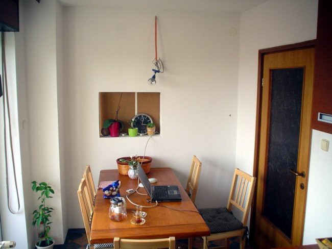 Luknja v steni med kuhinjo in dnevno sobo. Dimenzije luknje (DxŠxV): 68x17x50